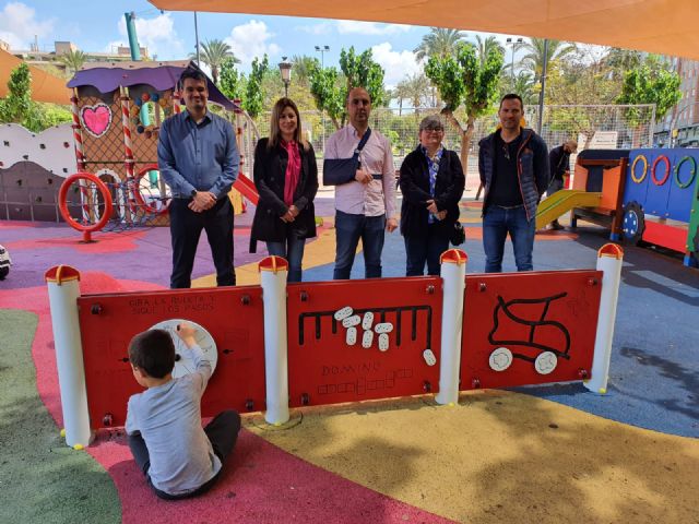 El Ayuntamiento de Molina de Segura lleva a cabo la instalación de paneles de juegos accesibles en parques municipales