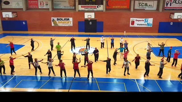 Más de 1.000 deportistas molinenses se suman al Flashmob propuesto por la Concejalía de Deporte y Salud del Ayuntamiento de Molina de Segura para felicitar la Navidad y el Año Nuevo 2017