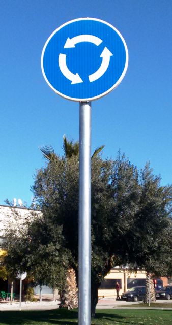 El Ayuntamiento repone y coloca 114 señales verticales de tráfico en los polígonos industriales