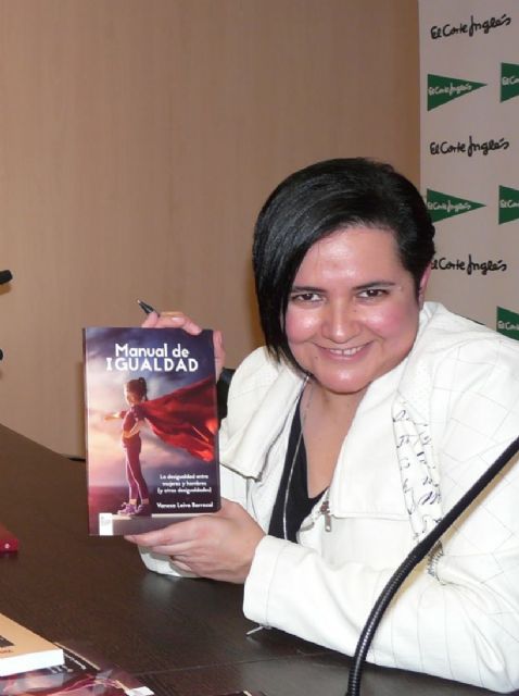El libro Manual de Igualdad, de la abogada y escritora molinense Vanesa Leiva, finalista en los premios de la editorial nacional Círculo Rojo