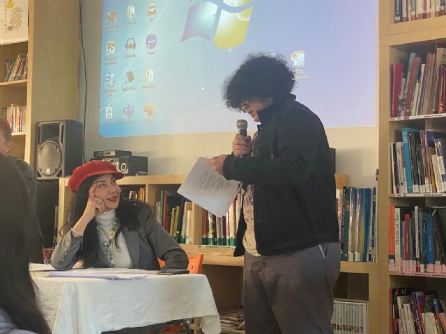 La poeta siria Maram Al-Masri visita el Liceo francés de Murcia
