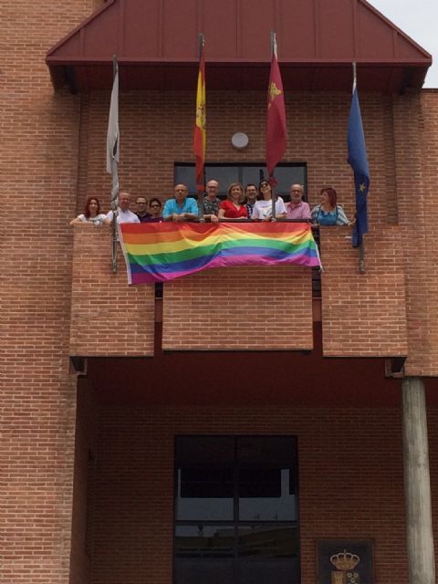 La bandera LGTBI ondea en el balcón del Ayuntamiento de Molina de Segura con motivo del Día Internacional del Orgullo 2018