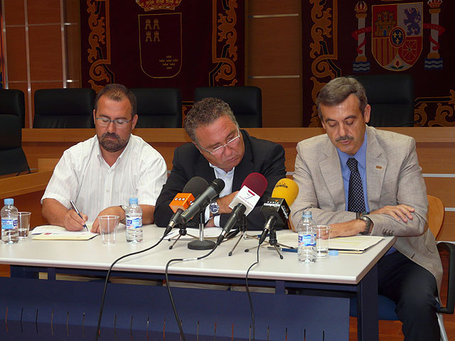 De izquierda a derecha el director general de Patrimonio Natural y Biodiversidad, Pablo Fernández, el alcalde de Molina de Segura, Eduardo Contreras, y el representante de La Caixa 