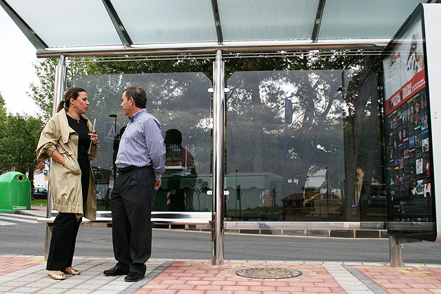 La directora general de Transportes y Puertos, Carmen Sandoval, acompañada del concejal de Obras Públicas de Molina de Segura, Daniel Soltero