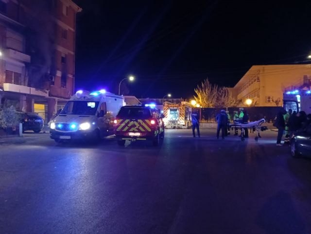 Servicios de emergencias intervienen en un incendio en Molina de Segura