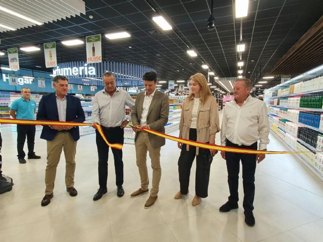 Superdumbo abre su primer supermercado en Molina de Segura, generando 36 puestos de trabajo locales