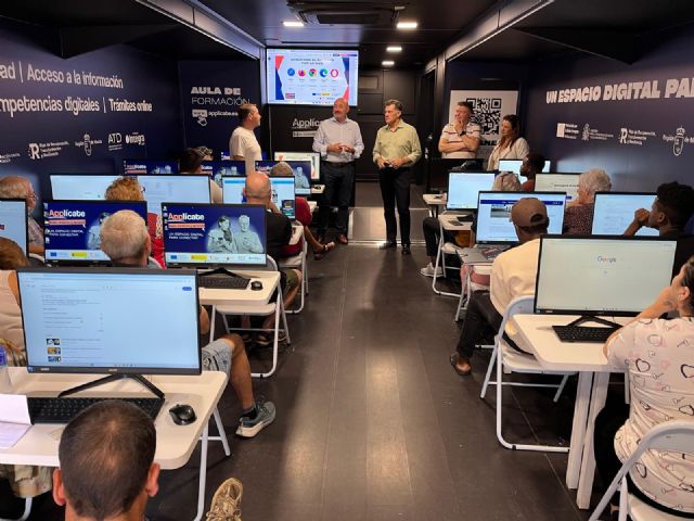 El aula móvil de la campaña ´Applícate´ ofrece formación gratuita en competencias digitales a los vecinos de Molina de Segura