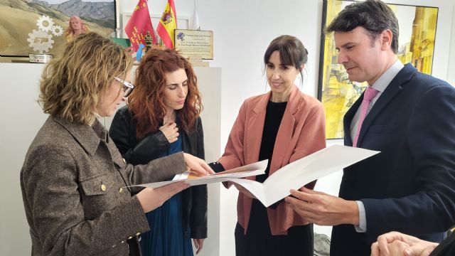 El alcalde de Molina de Segura recibe a las molinenses Eva Libertad y Miriam Garlo, premiadas en los Goya por la película Sorda