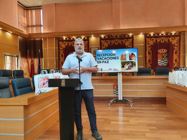 Una representación de los menores que participan en el Programa Vacaciones en Paz, junto a sus familias de acogida, son recibos en el Ayuntamiento de Molina de Segura