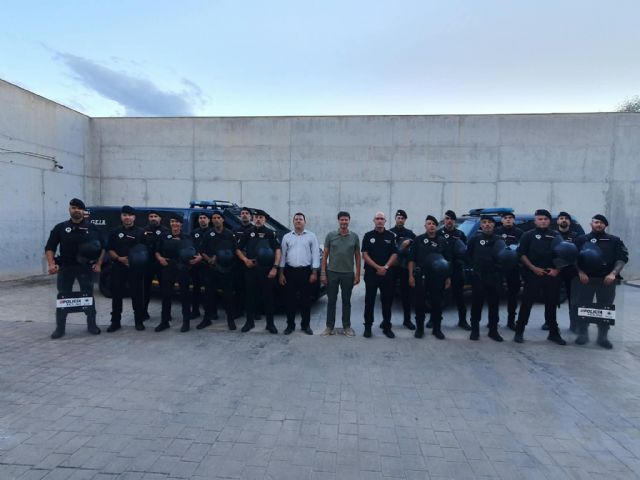 El Gobierno local refuerza el Grupo Especial de Intervención Rápida de la Policía Local con la formación de sus agentes en el uso de armas antidisturbios y la incorporación de un vehículo todoterreno