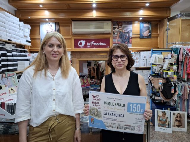 Bámbola obtiene el primer premio del Concurso de Escaparates Este verano, tu escaparate puede ganar