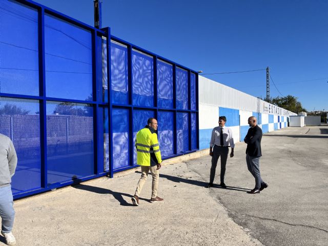 Avanzan a buen ritmo las obras de remodelación del Estadio Municipal Sánchez Cánovas con la reparación del vallado perimetral y la sustitución del césped