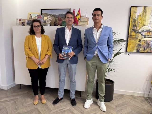 Recepción en el Ayuntamiento de Molina de Segura al autor del libro Radio 3.0, Ángel Meseguer Conesa