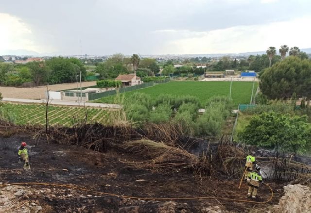 Extinguido un incendio de cañas y matorral en Molina de Segura