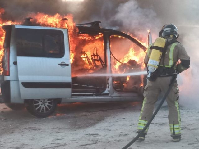 Bomberos extinguen el incendio de un vehículo en la puerta de un local de restauración en Molina