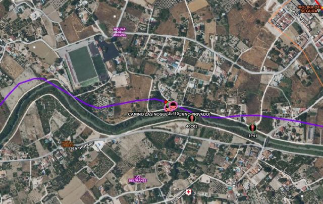 Servicios de emergencia rescatan, atienden y trasladan a un hombre que ha caído al río Segura en Molina de Segura