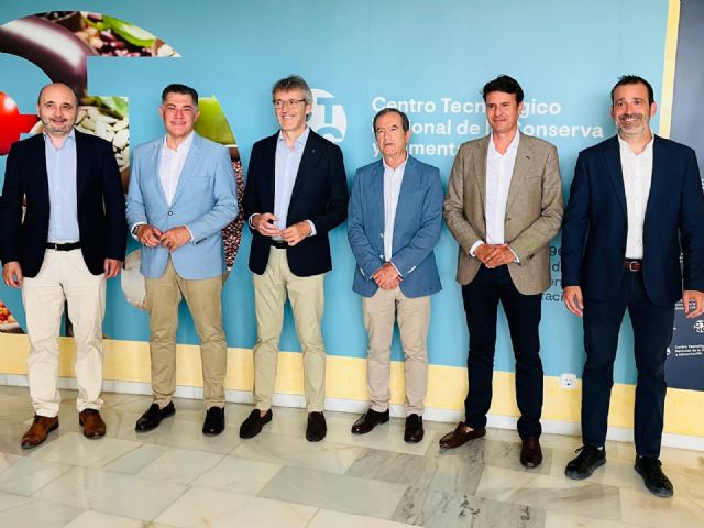 El alcalde de Molina de Segura y el consejero de Empresa visitan el Centro Tecnológico Nacional de la Conserva y la Alimentación, que solo durante el pasado a&ntilde;o ha participado en 69 proyectos de investigación y desarrollo