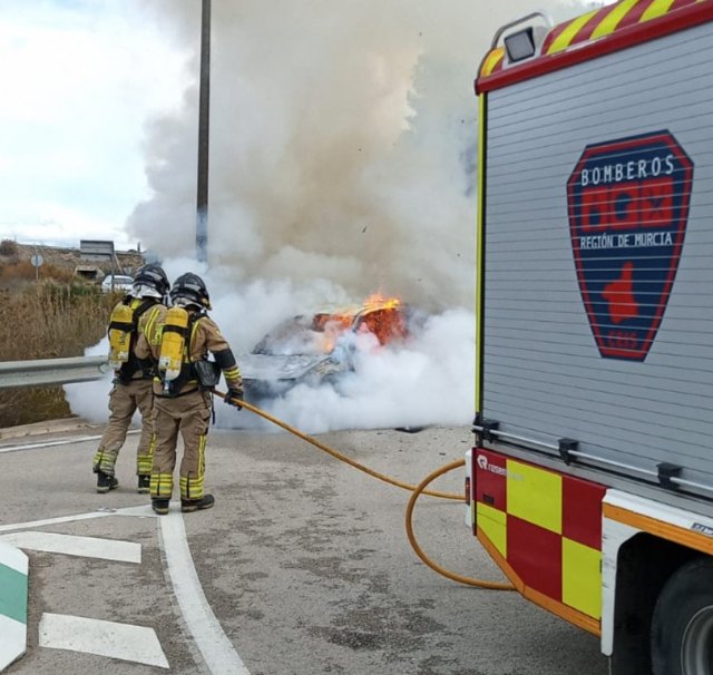 Servicios de emergencias acuden al incendio de un vehículo en Molina de Segura