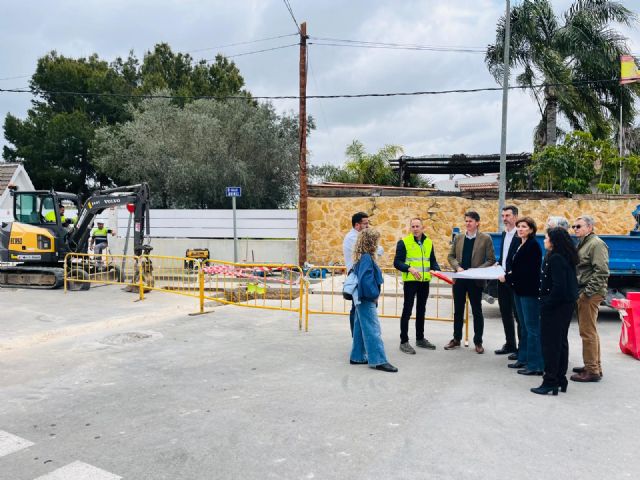 El Gobierno local inicia las obras de mejora de la red de abastecimiento de agua en las calles 11, 14 y 16 de Los Conejos