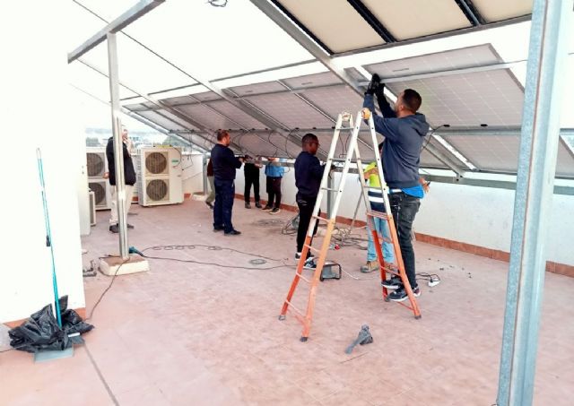 El Centro de Formación de la Concejalía de Formación y Empleo de Molina de Segura  da un paso hacia la autosuficiencia energética gracias a sus propios alumnos