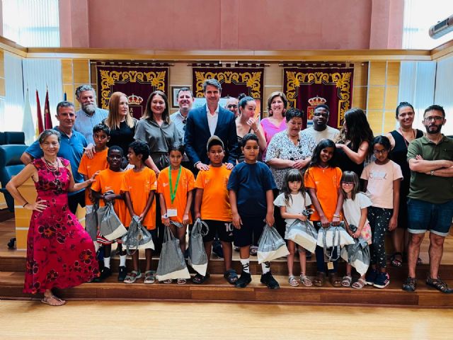 El alcalde de Molina de Segura recibe a los ni&ntilde;os saharauis que participan en el programa Vacaciones en Paz