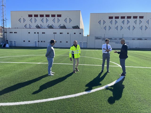 El Gobierno local impulsa la sustitución de césped en el campo de fútbol-8 de la Ciudad Deportiva El Romeral