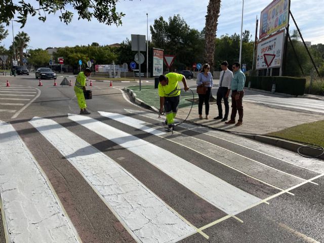 El equipo de Gobierno de Molina de Segura mejora la señalización y la seguridad vial en la urbanización Altorreal con el repintado de once pasos de peatones