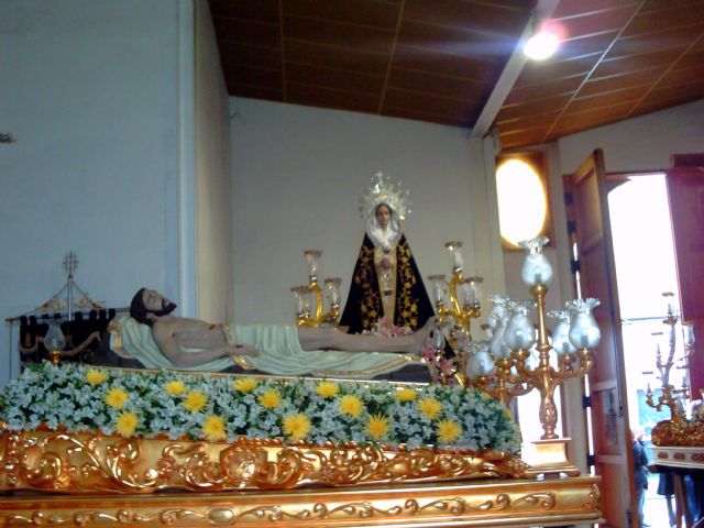 La imagen del Cristo Yacente protagoniza la procesión penitencial de la Cofradía del Santo Entierro el Viernes Santo