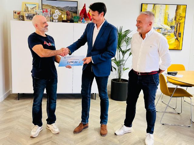 Sercomosa entrega una donación solidaria a la Fundación Aladina, gracias a una rifa navide&ntilde;a celebrada entre el personal de la empresa