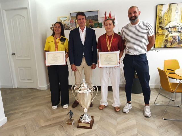 El alcalde recibe a las molinenses Julia Gil y Jimena Moreno, campeonas de Espa&ntilde;a de fútbol playa con la Selección Murciana Sub-17