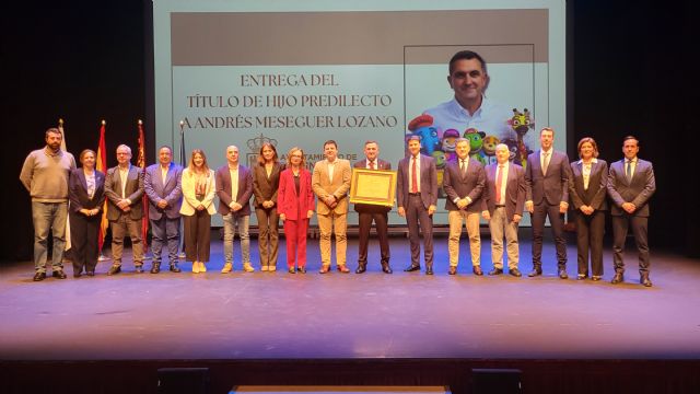 Molina de Segura reconoce la trayectoria profesional como creador y compositor de Andrés Meseguer Lozano con la entrega del título de Hijo Predilecto