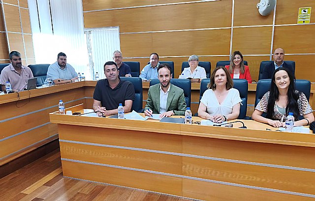 El PSOE fuerza al Gobierno de PP y VOX a proteger a los niños de El Llano mientras ambos dan la espalda a los colegios frente al calor