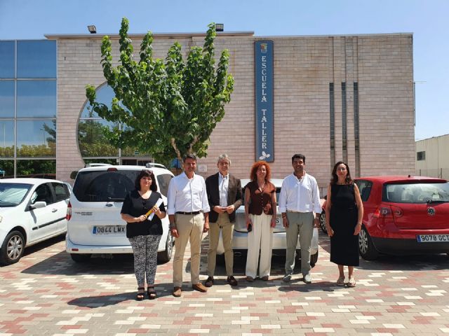 El alcalde y el consejero de Empresa conocen los proyectos experienciales que forman y emplean a 64 personas en Molina de Segura