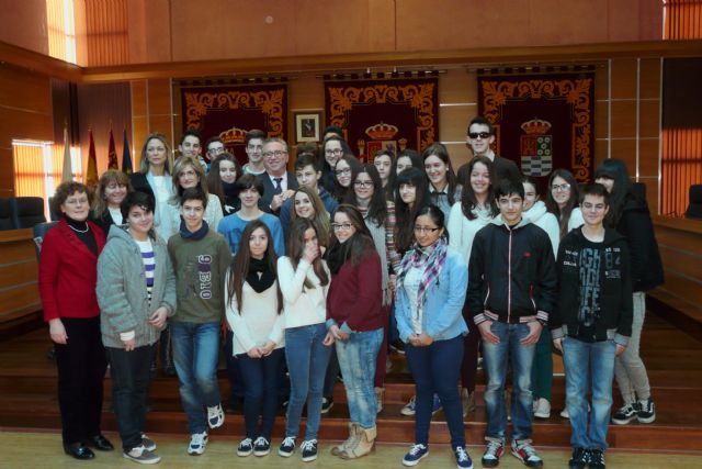 El Alcalde de Molina de Segura recibe a los alumnos del IES Vega del Táder que participan en el proyecto internacional Vivir la Paz
