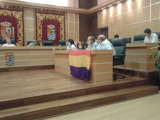 IU-Verdes despliega una bandera republicana en el Pleno del Ayuntamiento de Molina de Segura