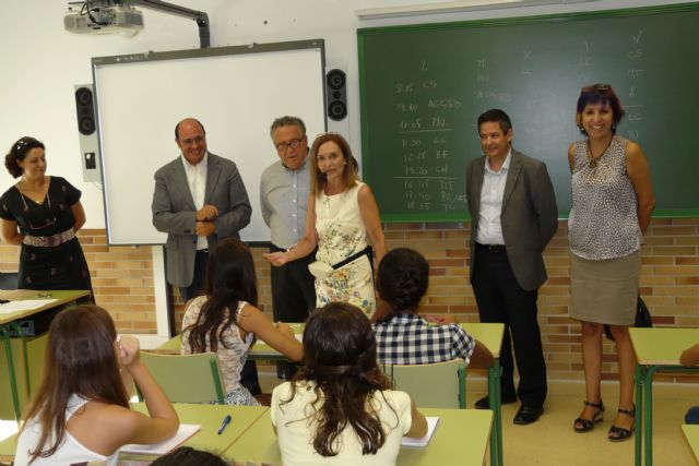 El Consejero de Educación y el Alcalde de Molina de Segura visitan el IES Eduardo Linares Lumeras con motivo del inicio de las clases en Secundaria