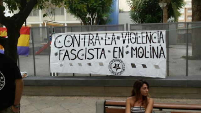 IU-Verdes y Juventudes Comunistas de Molina de Segura protestan contra una agresión fascista