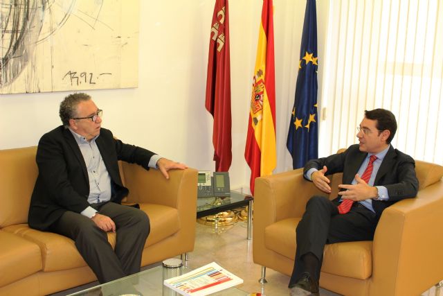Reunión del consejero de Presidencia y Empleo y el alcalde Molina de Segura