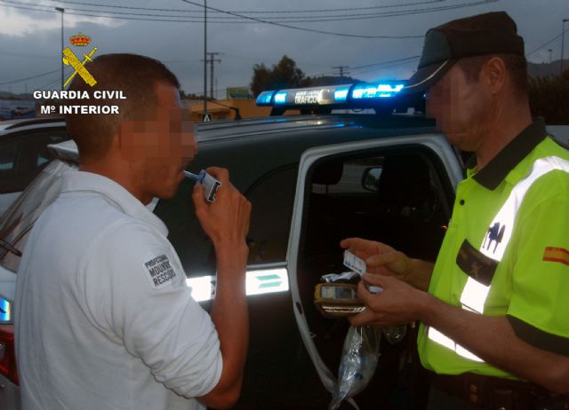 La Guardia Civil detiene a un conductor por carecer de carné, superar la velocidad máxima y conducir bajo la influencia de drogas