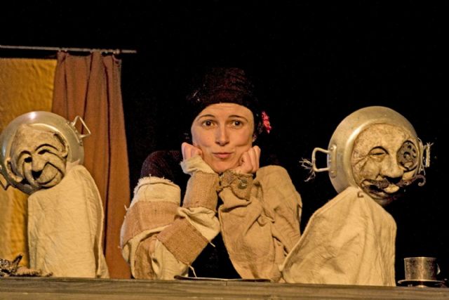 Dora Cantero dirige e interpreta la obra de títeres ADIÓS BIENVENIDA en el Teatro Villa de Molina el miércoles 3 de enero