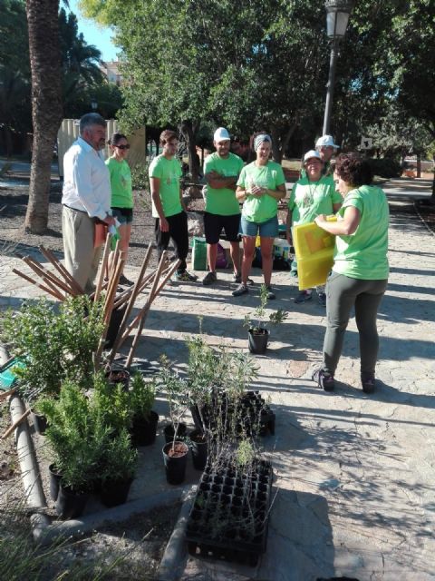 Voluntarios y voluntarias ambientales colaboran en la mejora del rincón botánico del Parque de la Compañía en Molina de Segura