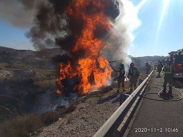 Se incendia un camión tras un accidente de tráfico en Molina de Segura