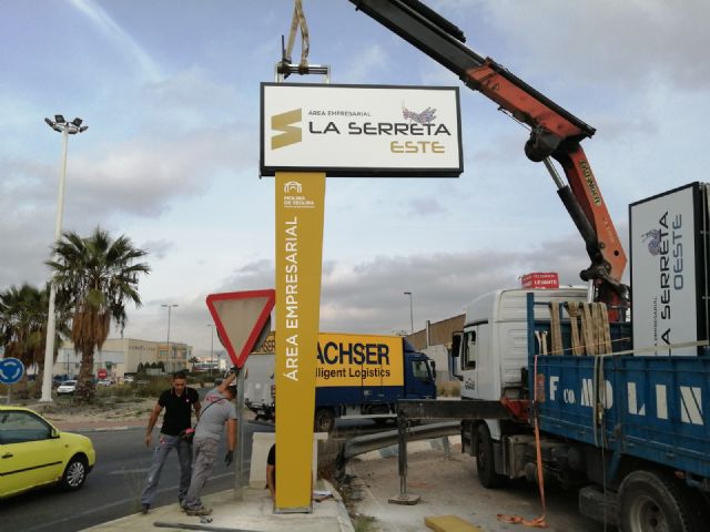 Instalados los primeros monolitos indicativos de las áreas empresariales de Molina de Segura, dentro de la rehabilitación infraestructural cofinanciada al 41,3% por el Instituto de Fomento de la Región de Murcia