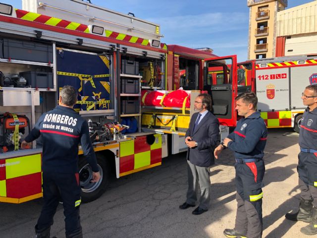 La Comunidad entrega al parque de bomberos de Molina de Segura un nuevo camión