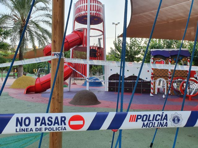 Las instalaciones deportivas y las zonas de juegos infantiles de todos los parques y jardines del municipio se cierran a partir de hoy para evitar posibles contagios