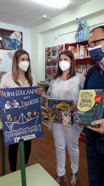 El Ayuntamiento de Molina de Segura entrega libros y juegos a los centros educativos del municipio, dentro de la campaña Educando en Igualdad 2021