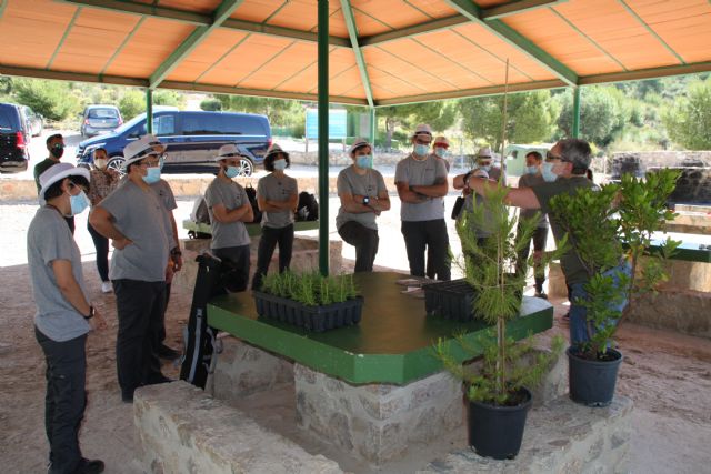 La Concejalía de Medio Ambiente de Molina de Segura colabora con la empresa Auto Classe de Grupo Huertas en una actividad de reforestación en el Parque Ecológico Vicente Blanes