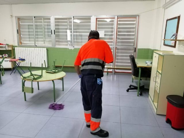 El Ayuntamiento de Molina de Segura ha empleado más de 10.500 horas de trabajo en labores de limpieza y desinfección de los centros educativos de la localidad