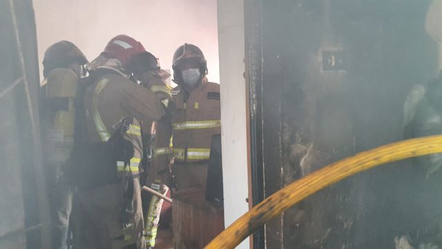 Bomberos apagan un incendio de vivienda en Molina de Segura