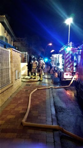 Bomberos apagan el incendio en una vivienda de la urbanización 'La Quinta' de Molina de Segura